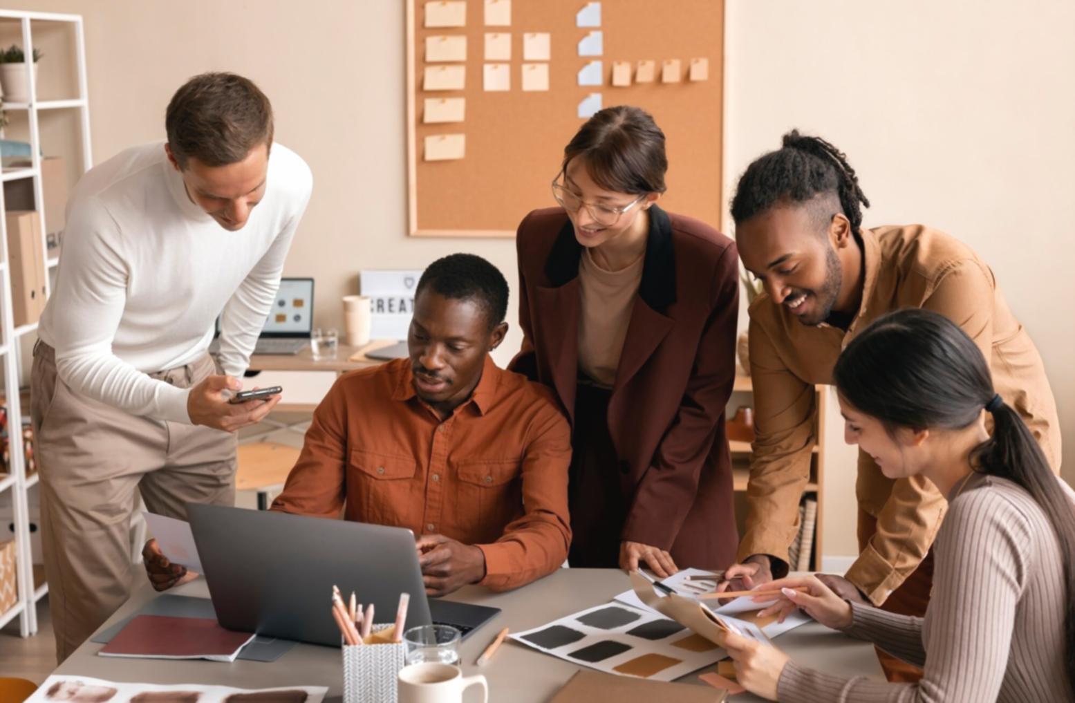 Professioneller Arbeitsplatz mit modernen Finanztools
