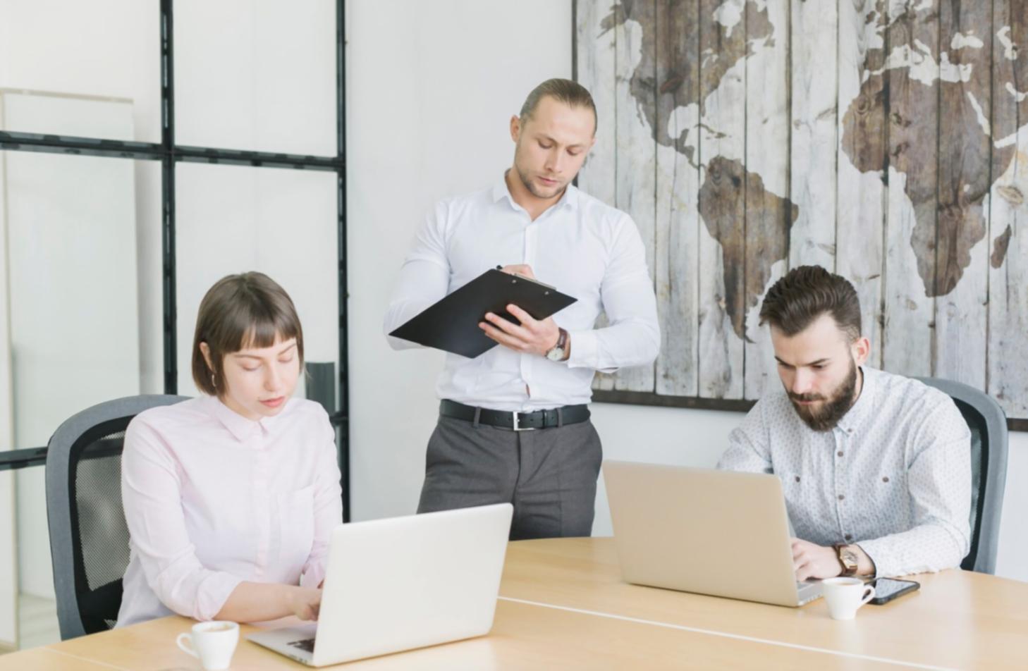 Finanzberatung in modernem Büro